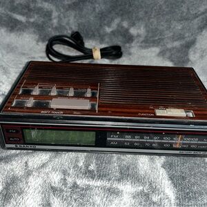 Vintage Digital Alarm Clock Radio Sanyo Woodgrain AM FM WORKS